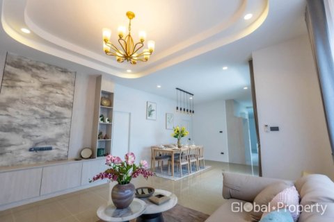 Casa de 3 dormitorios en Pattaya, Tailandia № 203373 - foto 12