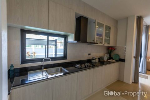 Casa de 3 dormitorios en Pattaya, Tailandia № 203373 - foto 17