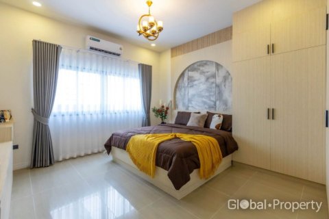 Casa de 3 dormitorios en Pattaya, Tailandia № 203373 - foto 30