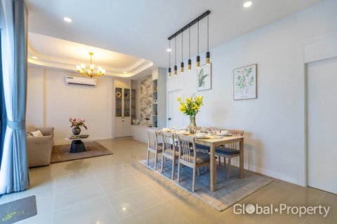 Casa de 3 dormitorios en Pattaya, Tailandia № 203373 - foto 14