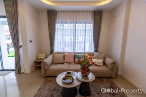 Casa de 3 dormitorios en Pattaya, Tailandia № 203373 - foto 9