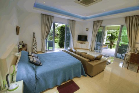 Casa de 4 dormitorios en Pattaya, Tailandia № 202726 - foto 3