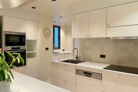 Condo in Bangkok, Thailand, 3 bedrooms  № 173985 - photo 9