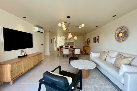 Condo in Bangkok, Thailand, 3 bedrooms  № 173985 - photo 5