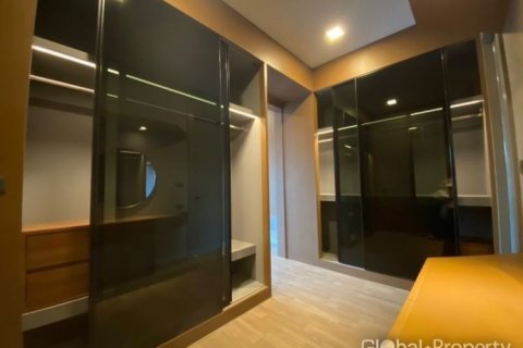 Casa de 5 dormitorios en Pattaya, Tailandia № 168151 - foto 6