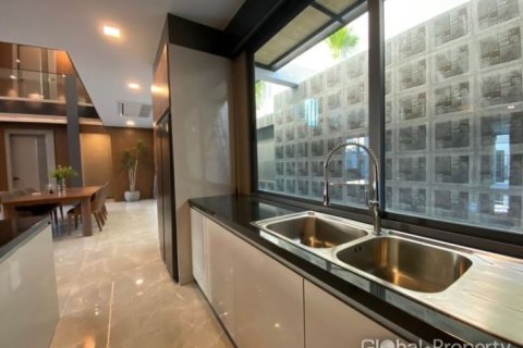 Casa de 5 dormitorios en Pattaya, Tailandia № 168151 - foto 12