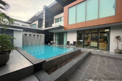 Casa de 5 dormitorios en Pattaya, Tailandia № 168151 - foto 4