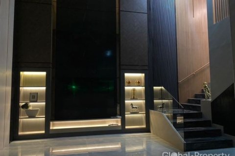 Casa de 5 dormitorios en Pattaya, Tailandia № 168151 - foto 11