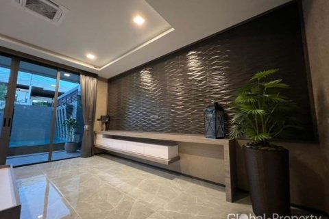 Casa de 5 dormitorios en Pattaya, Tailandia № 168151 - foto 14