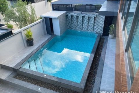 Casa de 5 dormitorios en Pattaya, Tailandia № 168151 - foto 2