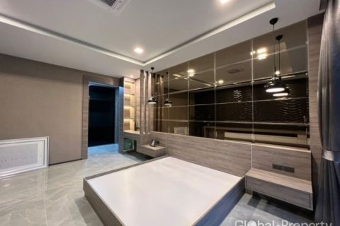 Casa de 5 dormitorios en Pattaya, Tailandia № 168151 - foto 5