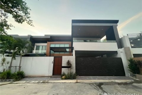 House in Pattaya, Thailand 5 bedrooms № 168151