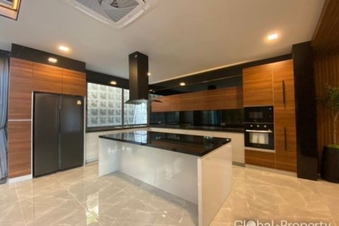 Casa de 5 dormitorios en Pattaya, Tailandia № 168151 - foto 13