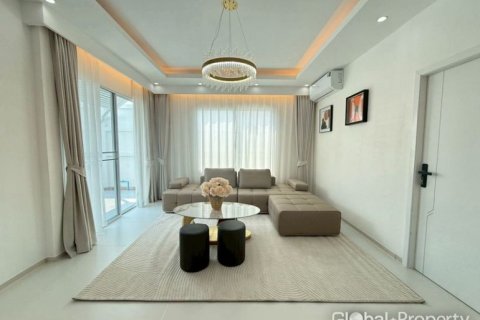 Casa de 6 dormitorios en Pattaya, Tailandia № 168149 - foto 11