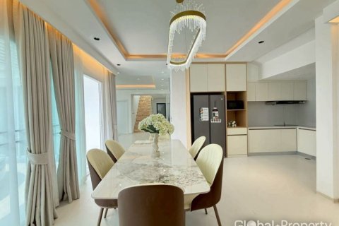 Casa de 6 dormitorios en Pattaya, Tailandia № 168149 - foto 13