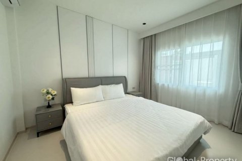 Casa de 6 dormitorios en Pattaya, Tailandia № 168149 - foto 5
