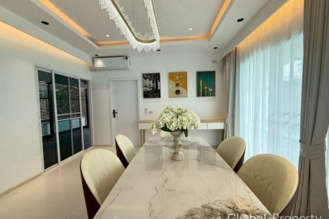 Casa de 6 dormitorios en Pattaya, Tailandia № 168149 - foto 12