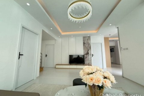 Casa de 6 dormitorios en Pattaya, Tailandia № 168149 - foto 9