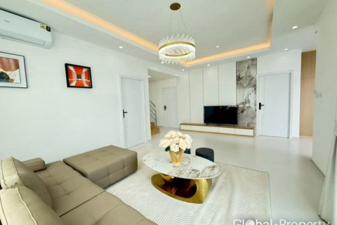 Casa de 6 dormitorios en Pattaya, Tailandia № 168149 - foto 8