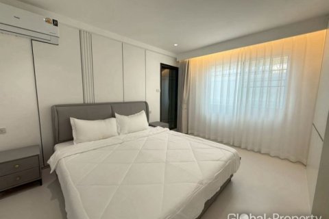 Casa de 6 dormitorios en Pattaya, Tailandia № 168149 - foto 4