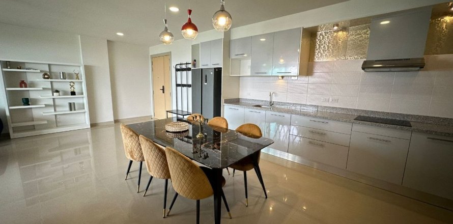 Apartment in Pattaya, Thailand 3 rooms № 233276