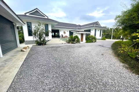 Chalet de 3 dormitorios en Pran Buri, Tailandia № 158773 - foto 3