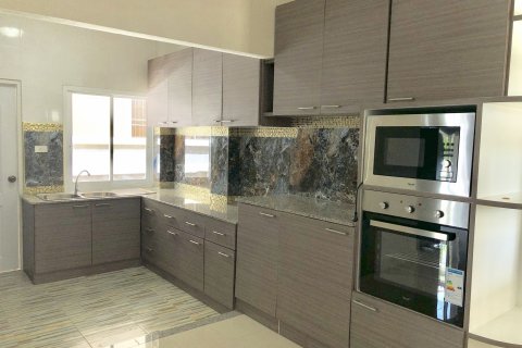 Casa de 5 dormitorios en San Kamphaeng, Tailandia № 145451 - foto 3