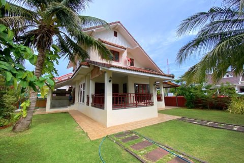 Chalet de 3 dormitorios en Pran Buri, Tailandia № 168603 - foto 2