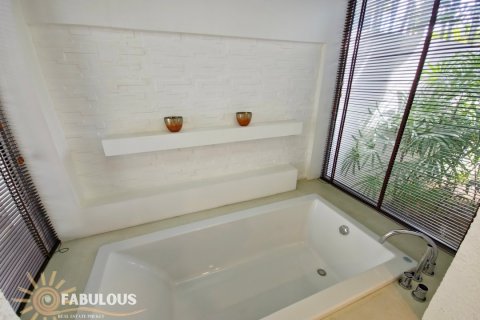 Chalet de 4 dormitorios en Bang Tao, Tailandia № 179493 - foto 9