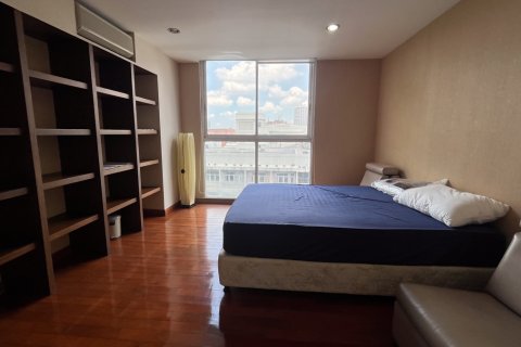 Condo in Watthana, Bangkok, Thailand, 3 bedrooms  № 201013 - photo 10