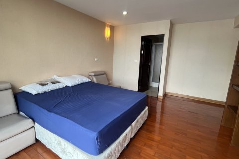 Condo in Watthana, Bangkok, Thailand, 3 bedrooms  № 201013 - photo 11