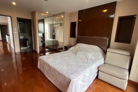 Condo in Watthana, Bangkok, Thailand, 3 bedrooms  № 201013 - photo 8