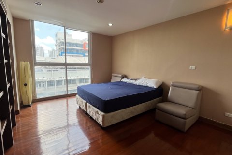 Condo in Watthana, Bangkok, Thailand, 3 bedrooms  № 201013 - photo 12