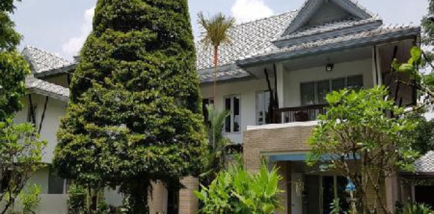 Chalet de 4 dormitorios en Lat Phrao, Bangkok, Tailandia № 202695