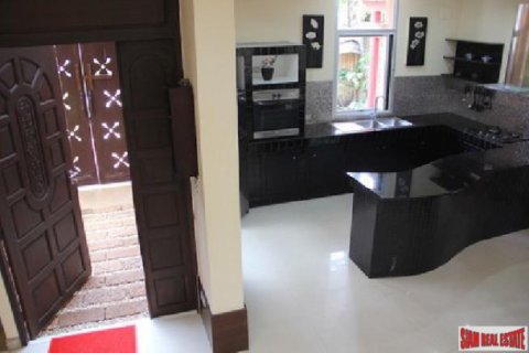 Chalet de 3 dormitorios en Jomtien Beach, Pattaya, Tailandia № 202697 - foto 4