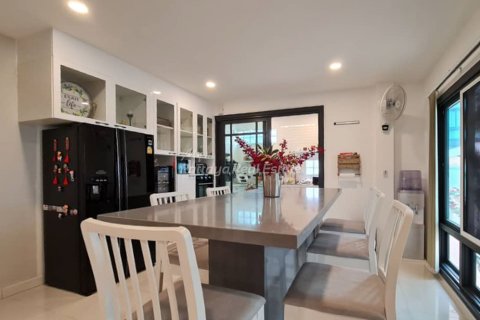 Casa de 4 dormitorios en Pattaya, Tailandia № 172596 - foto 3