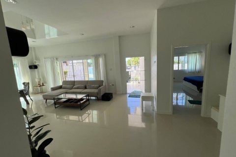 Casa de 3 dormitorios en Pattaya, Tailandia № 170794 - foto 4