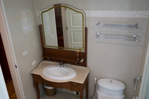 Condo in Bangkok, Thailand, 2 bedrooms  № 67216 - photo 12