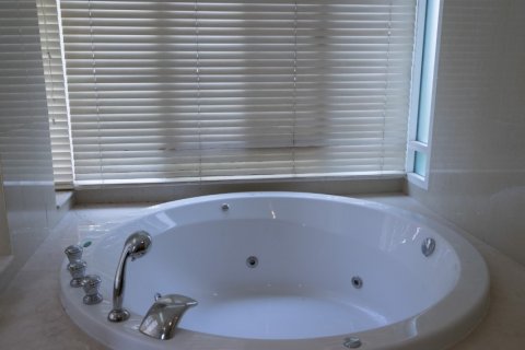 Condo in Bangkok, Thailand, 2 bedrooms  № 67216 - photo 10