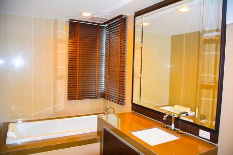 Condominio de 3 dormitorios en Bangkok, Tailandia № 67024 - foto 19