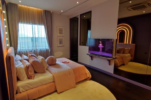 Chalet de 5 dormitorios en Bangkok, Tailandia № 165429 - foto 15