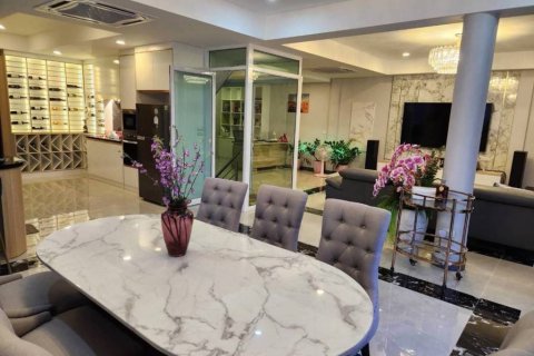 Chalet de 5 dormitorios en Pattaya, Tailandia № 153942 - foto 4