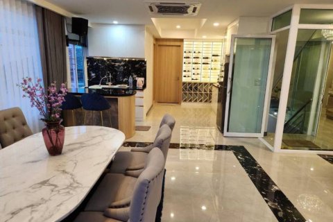 Chalet de 5 dormitorios en Pattaya, Tailandia № 153942 - foto 5