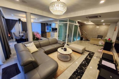 Chalet de 5 dormitorios en Pattaya, Tailandia № 153942 - foto 2