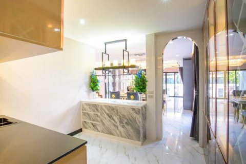 Chalet de 4 dormitorios en Pattaya, Tailandia № 153944 - foto 10