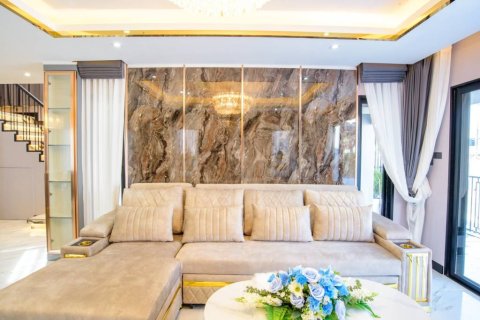 Chalet de 4 dormitorios en Pattaya, Tailandia № 153944 - foto 3