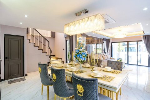 Chalet de 4 dormitorios en Pattaya, Tailandia № 153944 - foto 8
