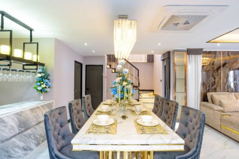 Chalet de 4 dormitorios en Pattaya, Tailandia № 153944 - foto 6