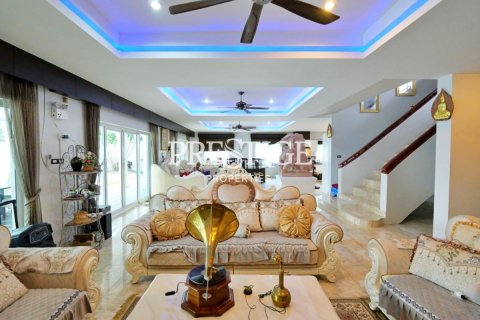 Casa de 7 dormitorios en Pattaya, Tailandia № 198683 - foto 7