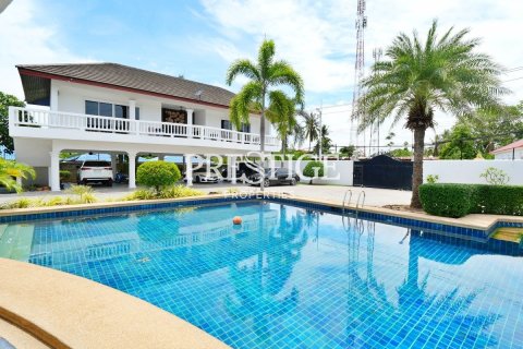 Casa de 7 dormitorios en Pattaya, Tailandia № 198683 - foto 4